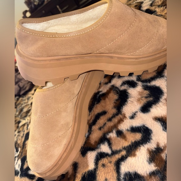 Steve Madden Beige Suede Slip-Ons NWOT - Picture 4 of 5